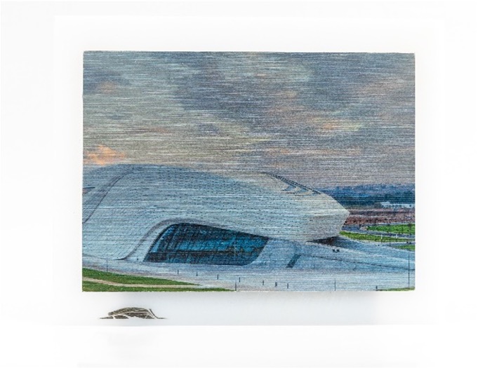 Plaque en alucobond format A6 contre collé sur plexi 5mm blanc avec vernis sélectif dessus y/c emballage étui sur papier gris argenté
